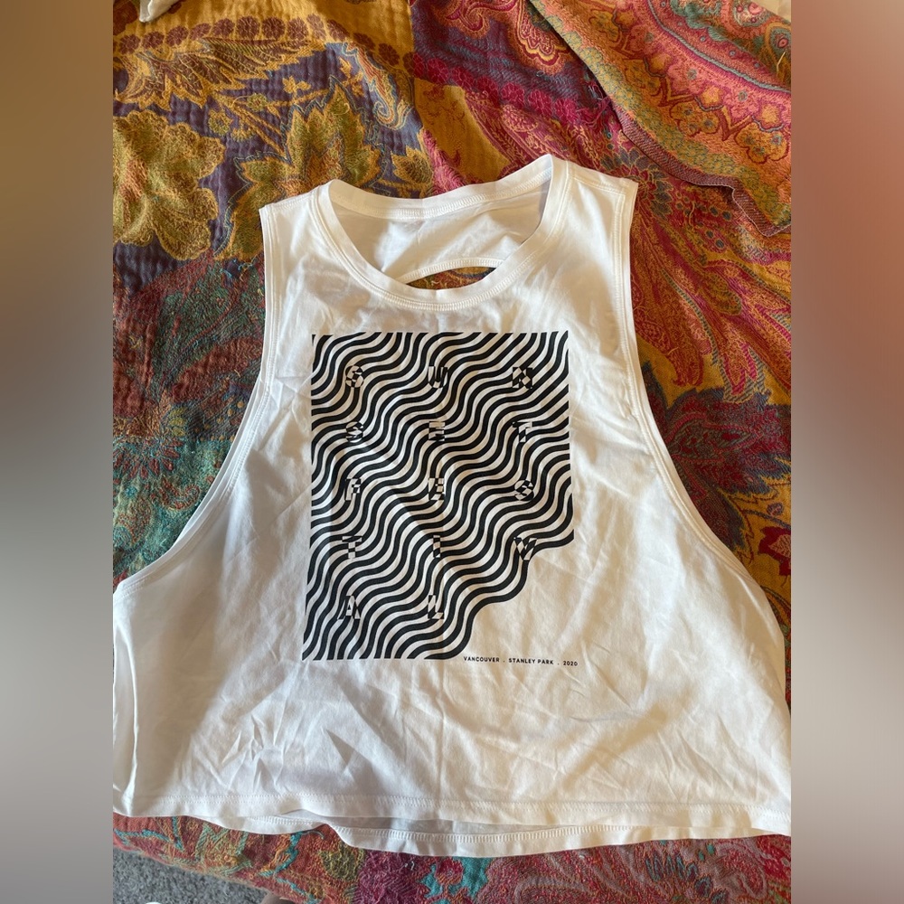Size 6 black and white lululemon tank top